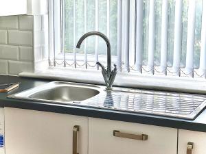 a kitchen sink in front of a window at The Lambourne in Birstall