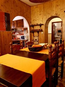 een keuken met houten wanden en een tafel met stoelen bij Villaggio Barilari in Minucciano