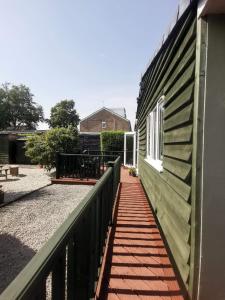 um alpendre de uma casa com uma cerca e uma mesa em Green Street Retreat em York