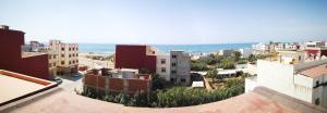 vista su una città con l'oceano sullo sfondo di Daya Rentals a Asilah
