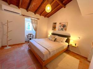 a bedroom with a large bed in a room at Vila Lobo Algarve in Faro