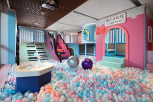 三亞的住宿－三亚亚龙湾星华套房假日酒店，一间房间里放着一堆球的房间