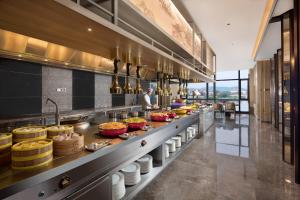 ein Buffet mit Speisen in einem Restaurant in der Unterkunft Holiday Inn & Suites Sanya Yalong Bay, an IHG Hotel in Sanya
