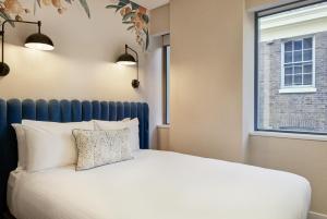 a bedroom with a bed and a window at Aiden by Best Western Darling Harbour in Sydney