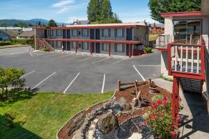 ein Parkplatz vor einem Motel in der Unterkunft Riviera Inn in Port Angeles