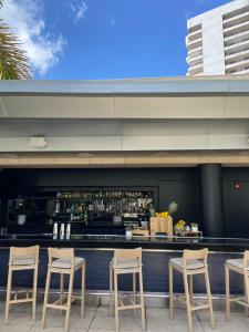 um bar com quatro cadeiras e um balcão em Four Seasons Hotel Miami - Luxury Private Residences em Miami