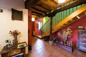 a hallway with a staircase in a house at Hotel Rural Piedra Abierta in San Martín de Perapertú