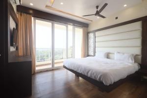兰奇Hotel Sohrai Inn的一间带大床和大窗户的卧室