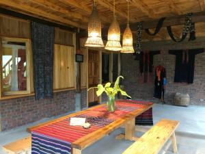 una mesa de madera con un jarrón encima en Luckydaisy Buffalo House, en Sa Pa 64 fotos más