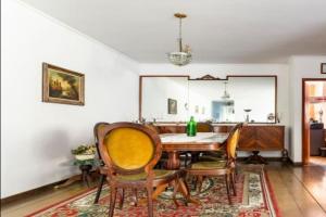 a dining room with a table and chairs at Casa romântica Internet 500Mb in Sao Paulo