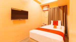 TV a/nebo společenská místnost v ubytování RedDoorz Plus @ Kaizen Suites Taft Avenue