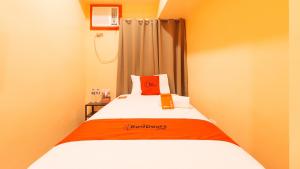 Postel nebo postele na pokoji v ubytování RedDoorz Plus @ Kaizen Suites Taft Avenue