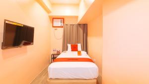Postel nebo postele na pokoji v ubytování RedDoorz Plus @ Kaizen Suites Taft Avenue