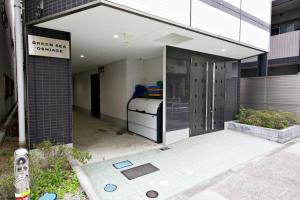 Habitación con cama en el interior de un edificio en Green Sea Oshiage, en Tokio