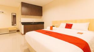 Postel nebo postele na pokoji v ubytování RedDoorz Plus @ Kaizen Suites Taft Avenue