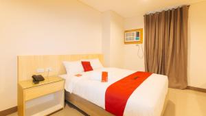 Postel nebo postele na pokoji v ubytování RedDoorz Plus @ Kaizen Suites Taft Avenue
