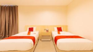 Postel nebo postele na pokoji v ubytování RedDoorz Plus @ Kaizen Suites Taft Avenue
