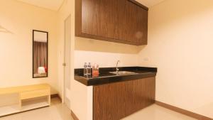 Kuchyň nebo kuchyňský kout v ubytování RedDoorz Plus @ Kaizen Suites Taft Avenue