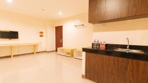 Kuchyň nebo kuchyňský kout v ubytování RedDoorz Plus @ Kaizen Suites Taft Avenue