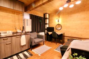 uma sala de estar com uma cozinha e uma sala de jantar em Culture24 em Sapporo