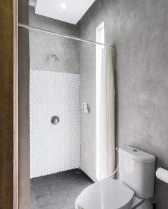 een badkamer met een toilet en een douche bij Casa Avana in Ubud