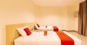 Postel nebo postele na pokoji v ubytování RedDoorz Plus @ Kaizen Suites Taft Avenue