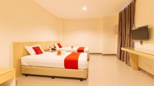 Postel nebo postele na pokoji v ubytování RedDoorz Plus @ Kaizen Suites Taft Avenue