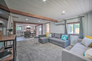 sala de estar con 2 sofás y cocina en Prudenville Retreat with Yard about 1 Mi to Lake!, en Houghton Lake