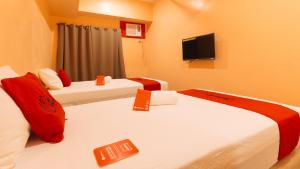 Postel nebo postele na pokoji v ubytování RedDoorz Plus @ Kaizen Suites Taft Avenue