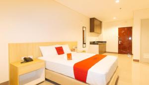 Postel nebo postele na pokoji v ubytování RedDoorz Plus @ Kaizen Suites Taft Avenue