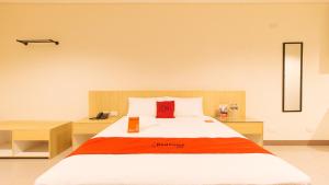 Postel nebo postele na pokoji v ubytování RedDoorz Plus @ Kaizen Suites Taft Avenue