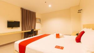 Postel nebo postele na pokoji v ubytování RedDoorz Plus @ Kaizen Suites Taft Avenue