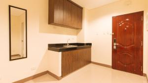 Kuchyň nebo kuchyňský kout v ubytování RedDoorz Plus @ Kaizen Suites Taft Avenue