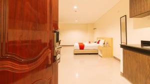 Postel nebo postele na pokoji v ubytování RedDoorz Plus @ Kaizen Suites Taft Avenue