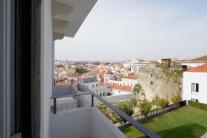 リスボンにあるFLH Santa Catarina Outstanding Flatsのバルコニーから市街の景色を望めます。