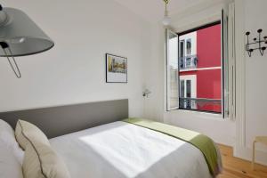 リスボンにあるFLH Santa Catarina Outstanding Flatsのベッドルーム(白いベッド1台、窓付)