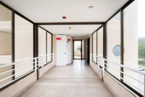 un couloir d'un bâtiment avec des fenêtres et un couloir dans l'établissement San Alfonso del Mar Insuperable Vista, à San Antonio
