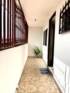 un pasillo de una casa con una planta en la puerta en Hermoso apartamento en la capital de Costa Rica en San José