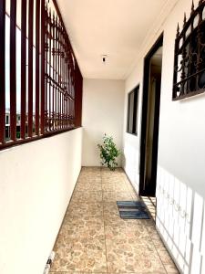 a corridor of a house with a plant in the doorway at Hermoso apartamento en la capital de Costa Rica in San José
