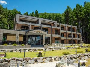 大石的住宿－Kumonoue Fuji Hotel - Vacation STAY 13700v，前面有公园的建筑