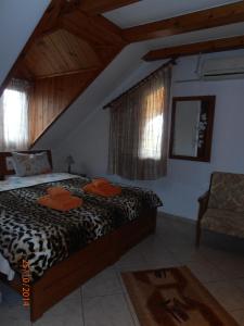 um quarto com uma cama e uma cadeira em Guesthouse Agnandi em Kato Loutraki