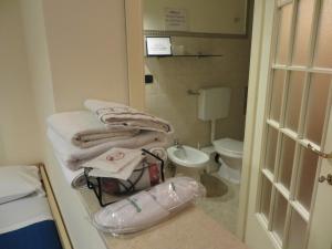łazienka z zestawem ręczników i toaletą w obiekcie Aparthotel TURNONE w mieście Tarent +37 zdjęć