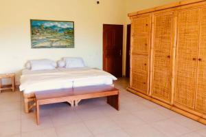 Rúm í herbergi á Villa Cantik Sambirenteng