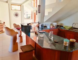 Eldhús eða eldhúskrókur á Villa Cantik Sambirenteng