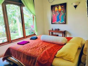 Rúm í herbergi á Villa Cantik Sambirenteng