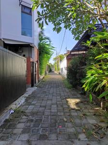 eine leere Straße zwischen Gebäuden in der Unterkunft VIILA VEAR in Canggu