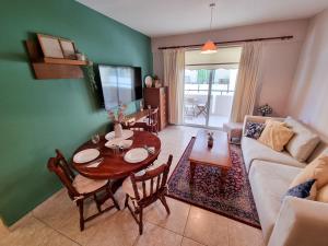 un soggiorno con tavolo e divano di Dock Holiday Apartment a Larnaka