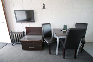 TV a/nebo společenská místnost v ubytování Forgotten World Motel