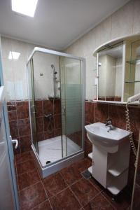 マンガリアにあるMotel Nordianaのバスルーム(シャワー、シンク付)