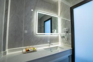a bathroom with a sink and a mirror at Hak Heng Hotel in Krong Poi Pet